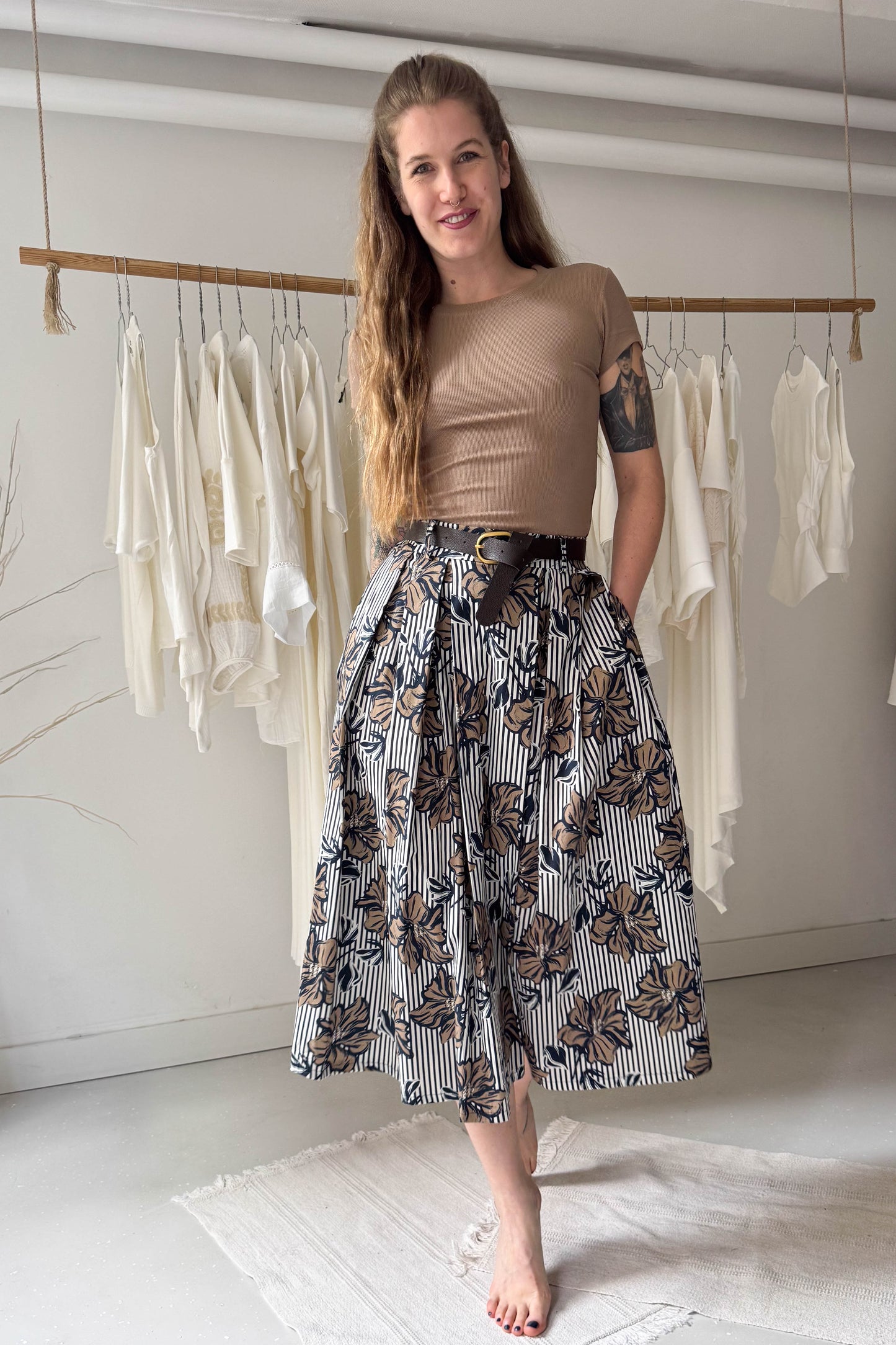 Barna/kék mintás midi szoknya övvel