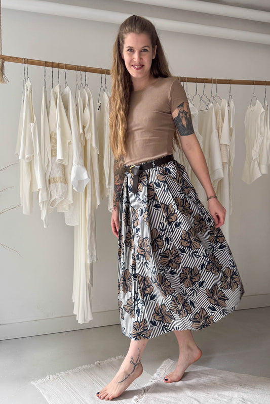 Barna/kék mintás midi szoknya övvel