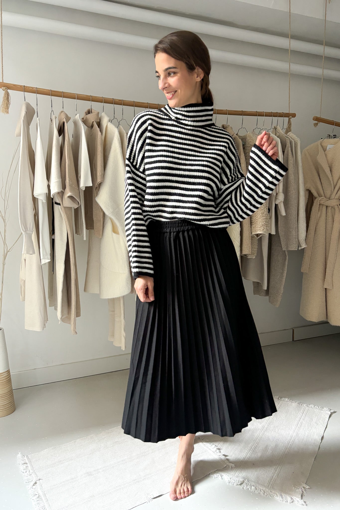 Magasított nyakú, csíkos pulóver