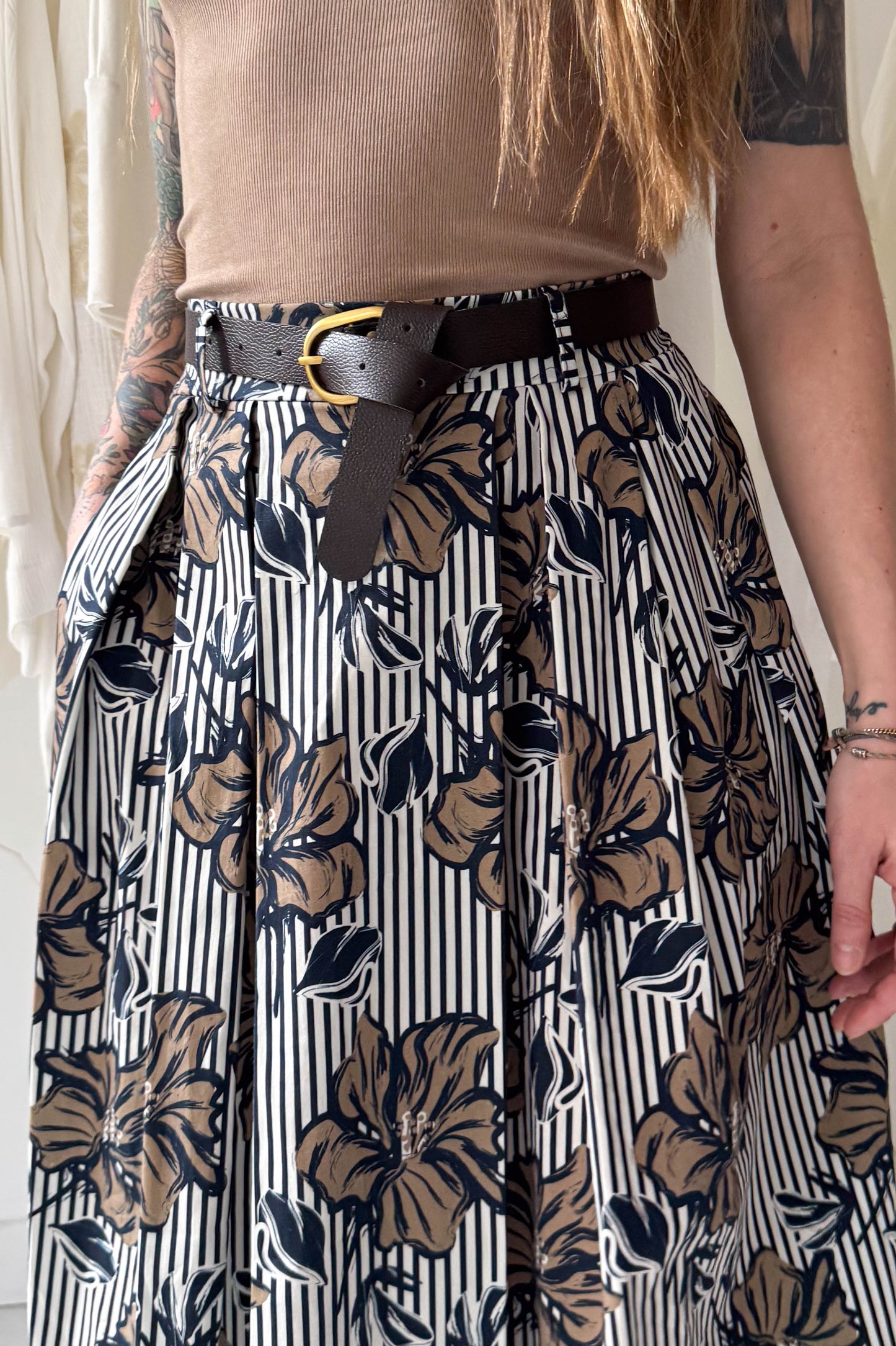 Barna/kék mintás midi szoknya övvel