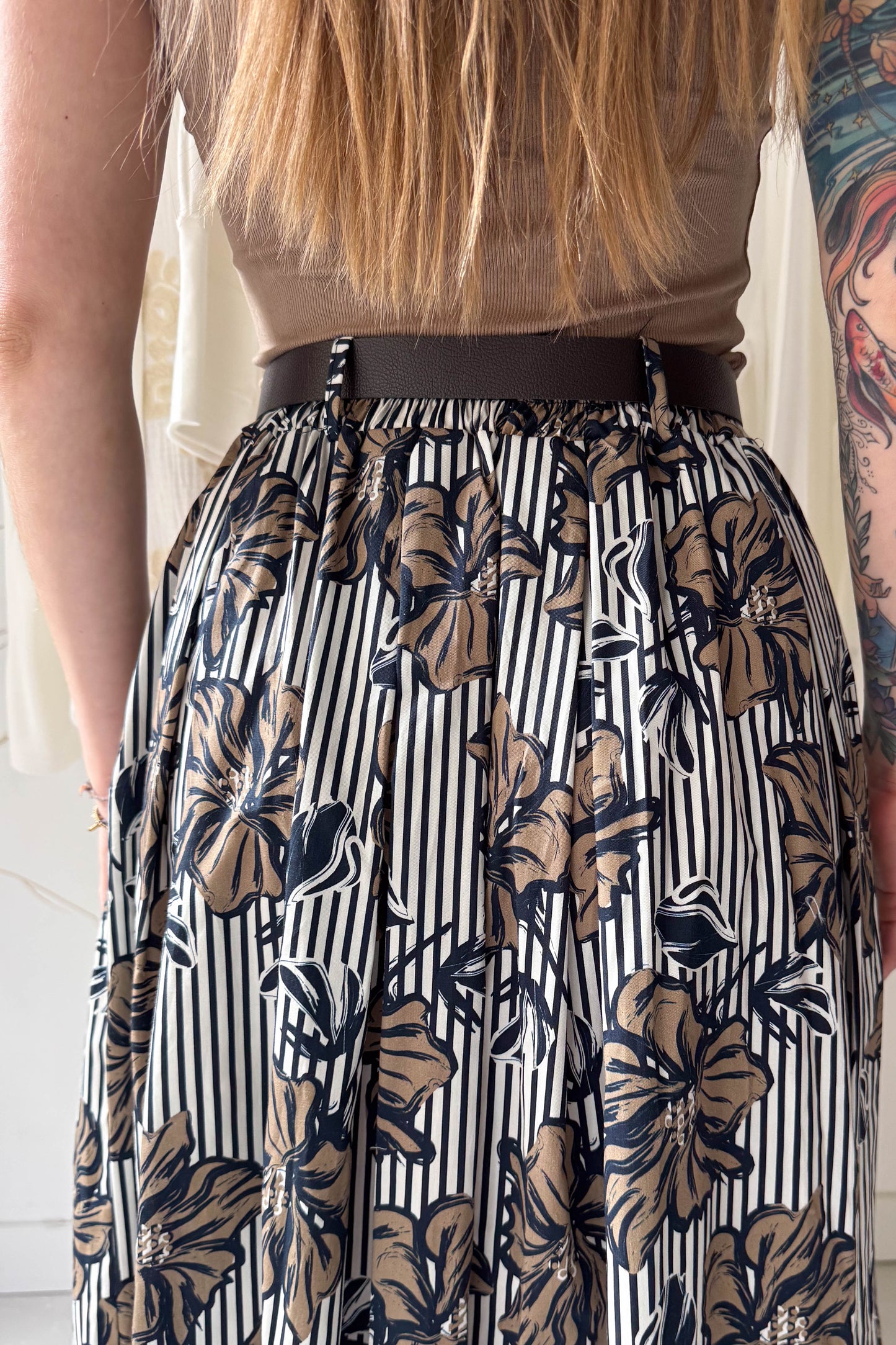 Barna/kék mintás midi szoknya övvel