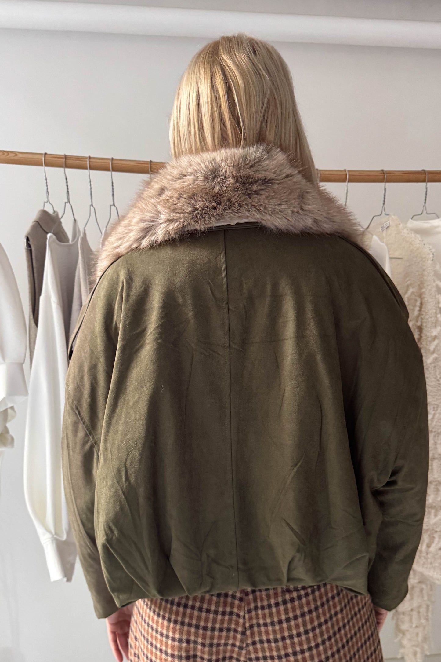 Levehető szőrös galléros művelúr bomberdzseki-khaki