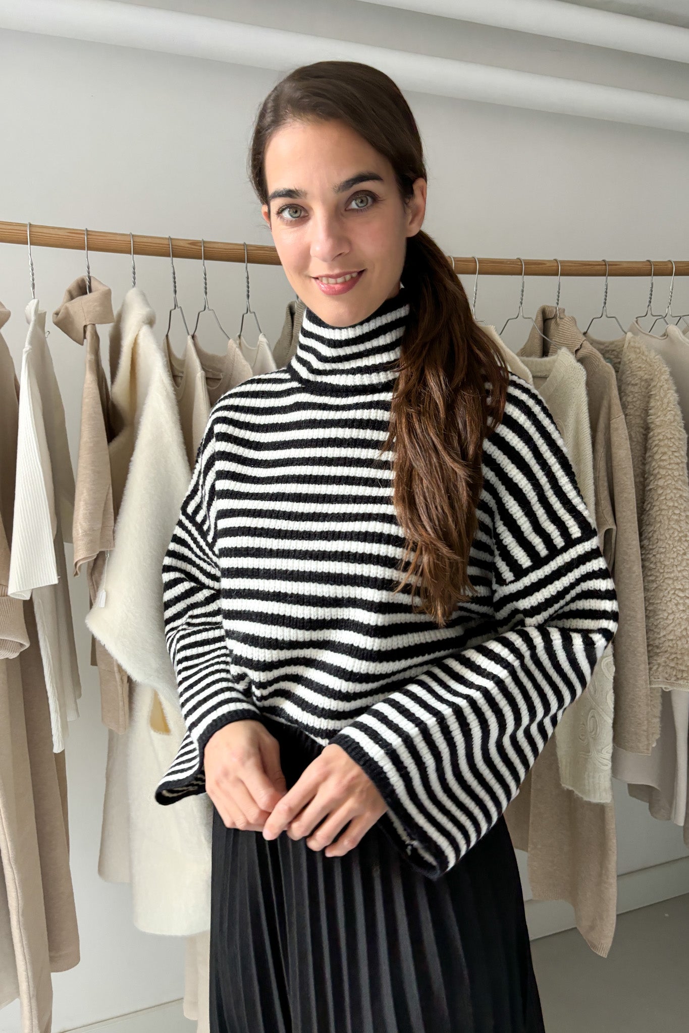 Magasított nyakú, csíkos pulóver