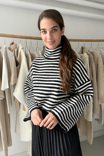 Magasított nyakú, csíkos pulóver