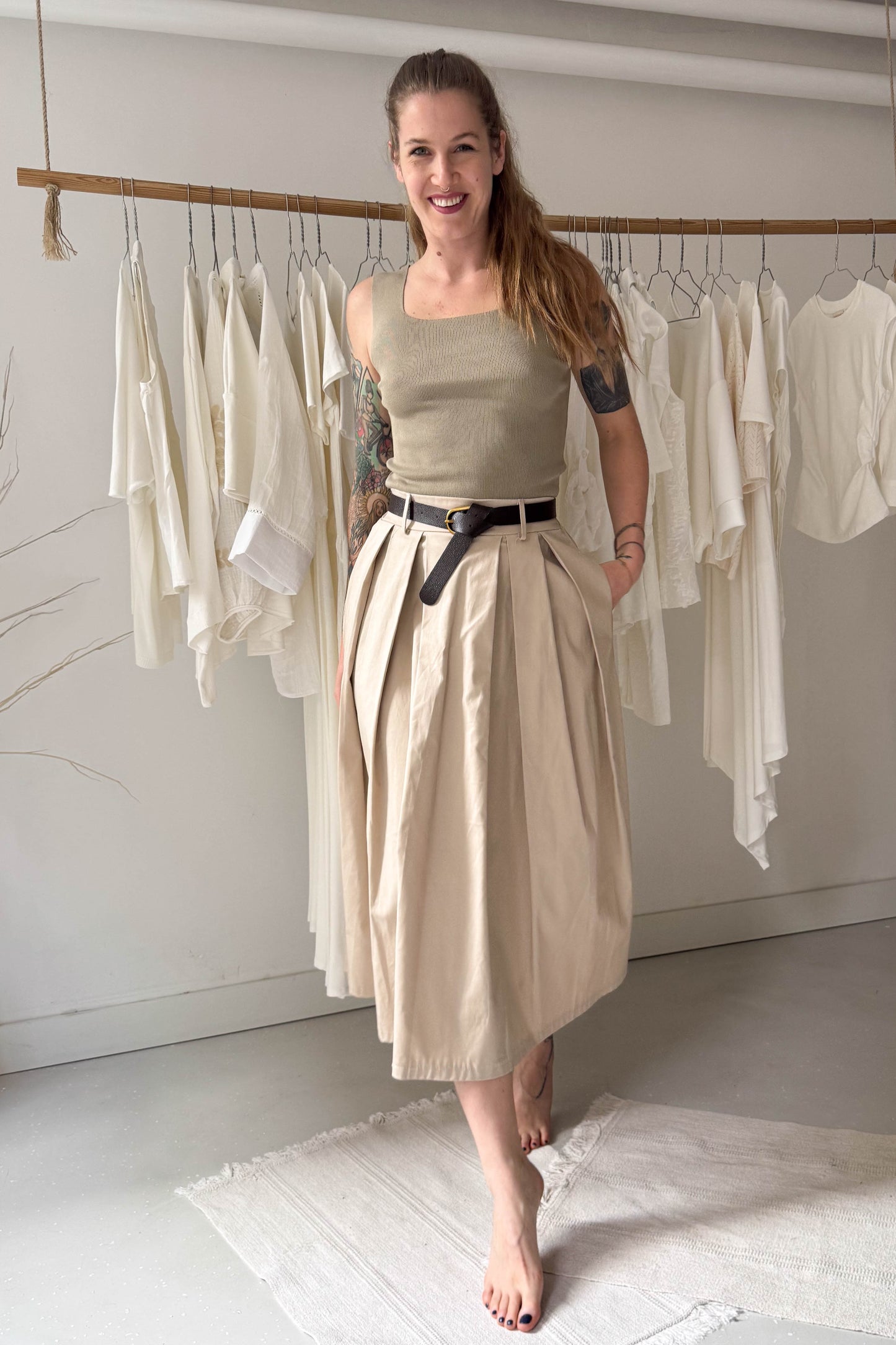 Világos bézs szoknya övvel
