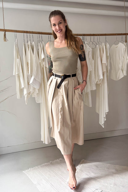 Világos bézs szoknya övvel
