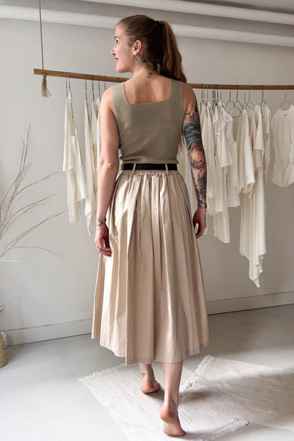 Világos bézs szoknya övvel