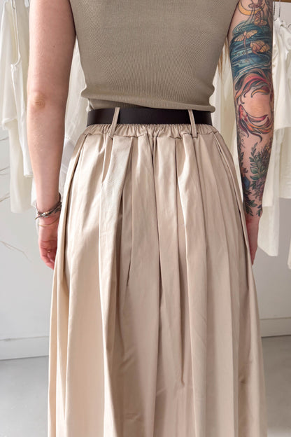 Világos bézs szoknya övvel