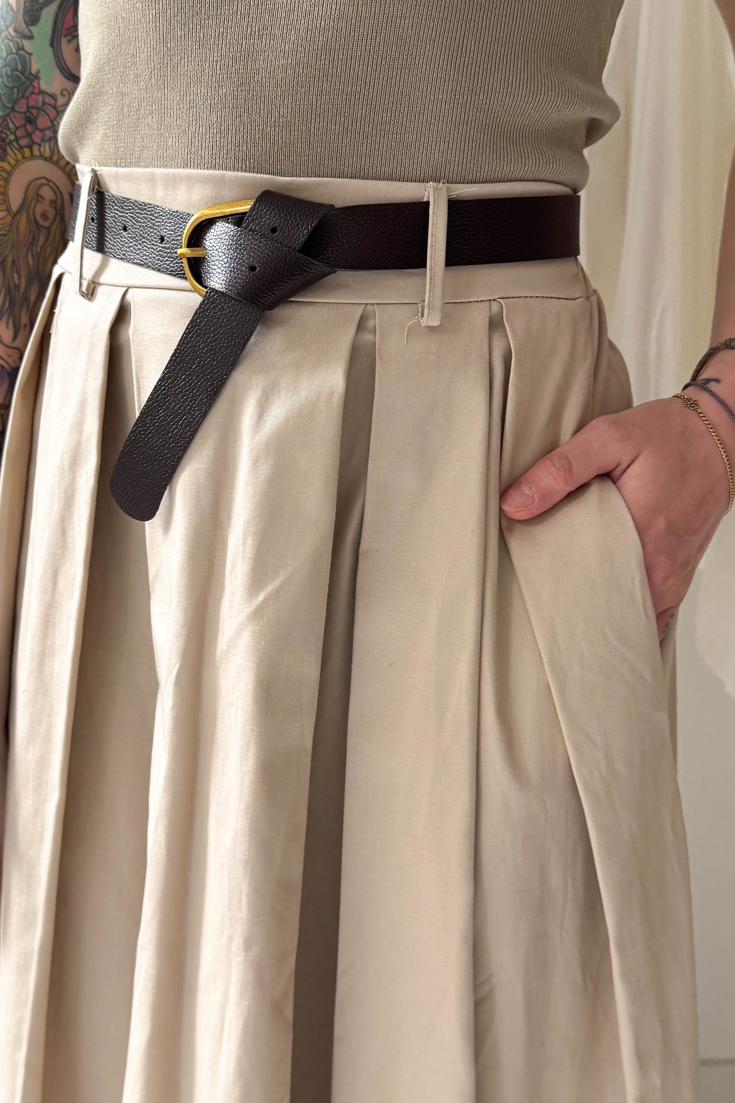 Világos bézs szoknya övvel