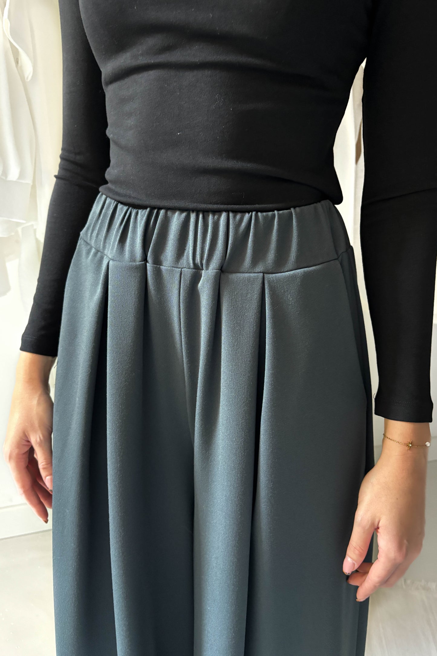 Elöl hajtásos vastagabb lenge nadrág-petrolzöld