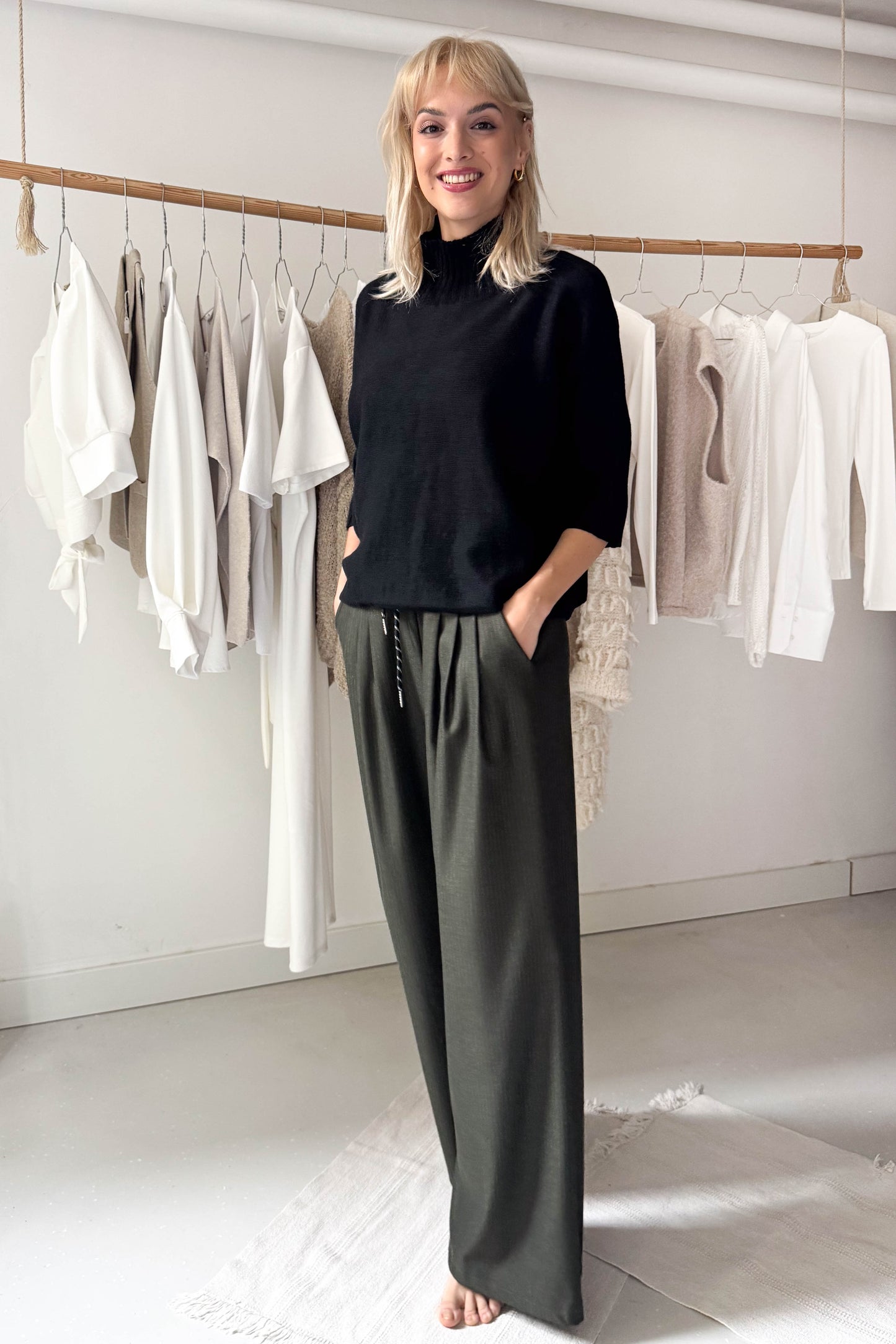 Elől hajtásos khaki nadrág kötővel