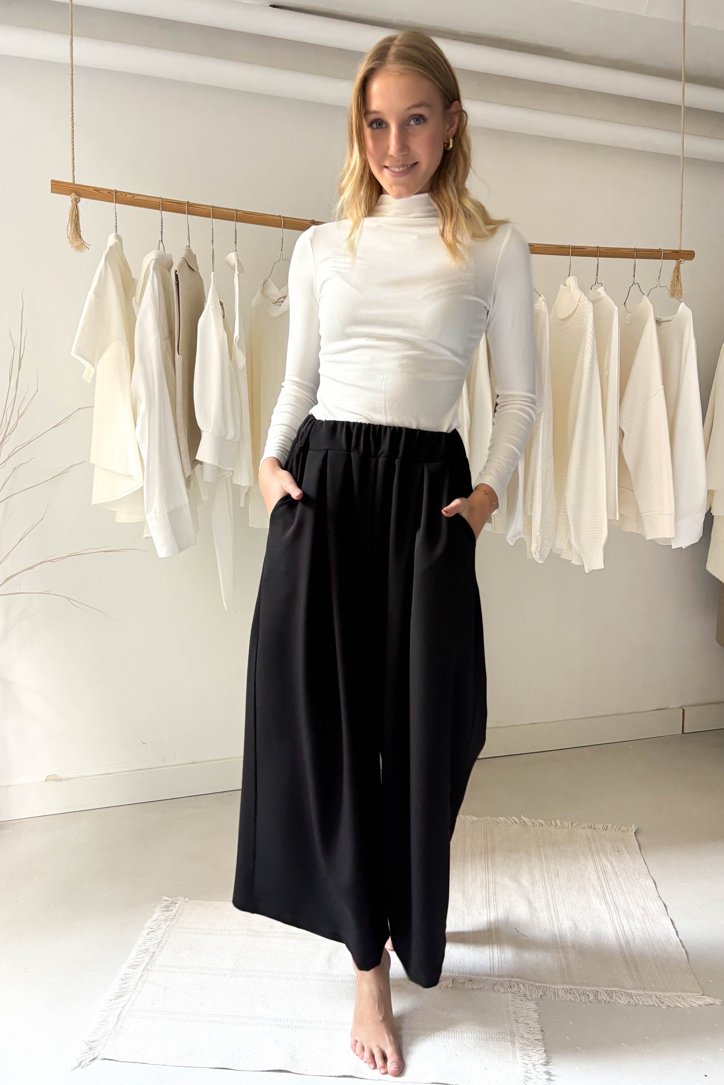 Elöl hajtásos vastagabb lenge nadrág-fekete