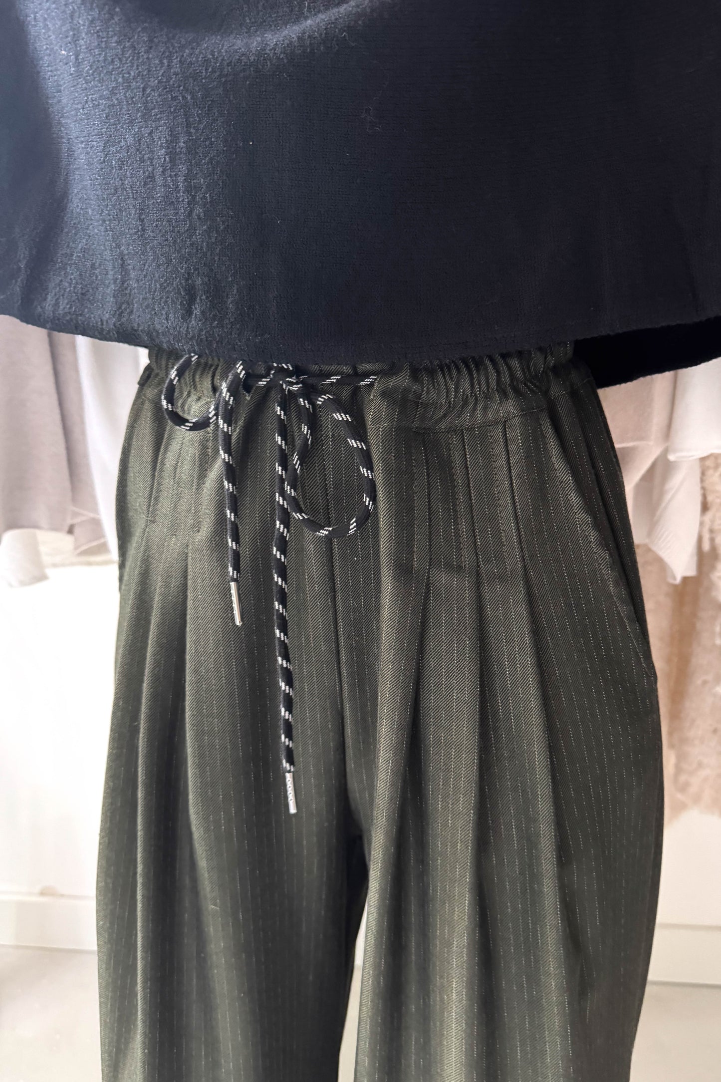 Elől hajtásos khaki nadrág kötővel