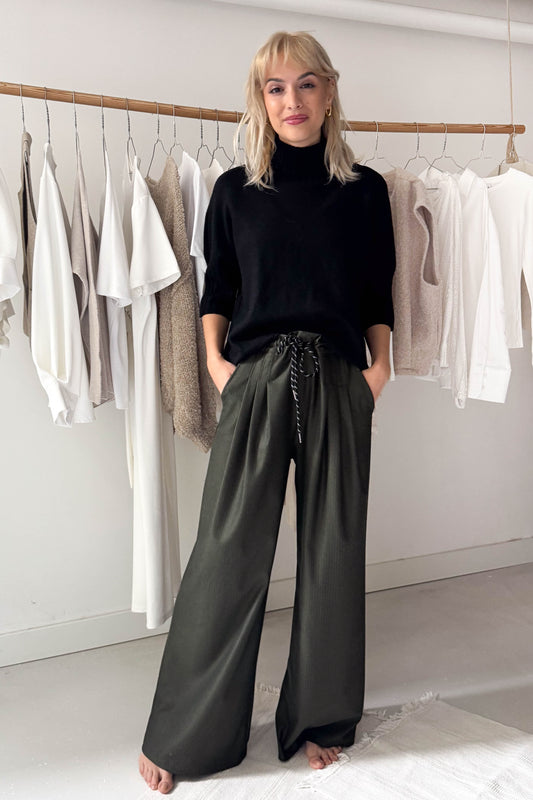 Elől hajtásos khaki nadrág kötővel