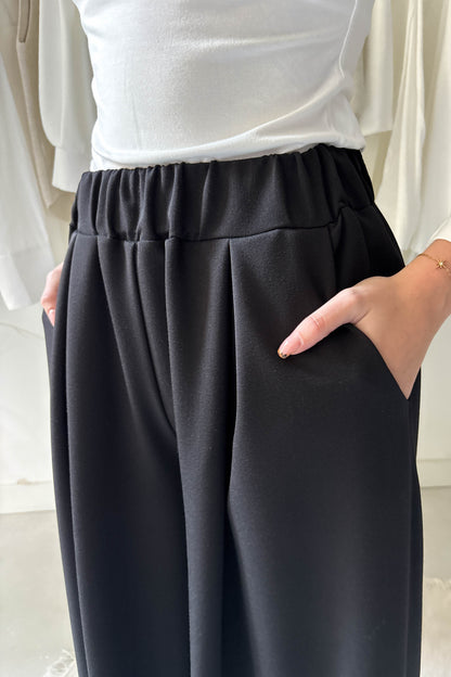 Elöl hajtásos vastagabb lenge nadrág-fekete