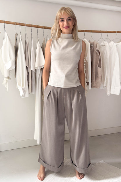 Elöl-hátul hajtásos nadrág-füstbarna