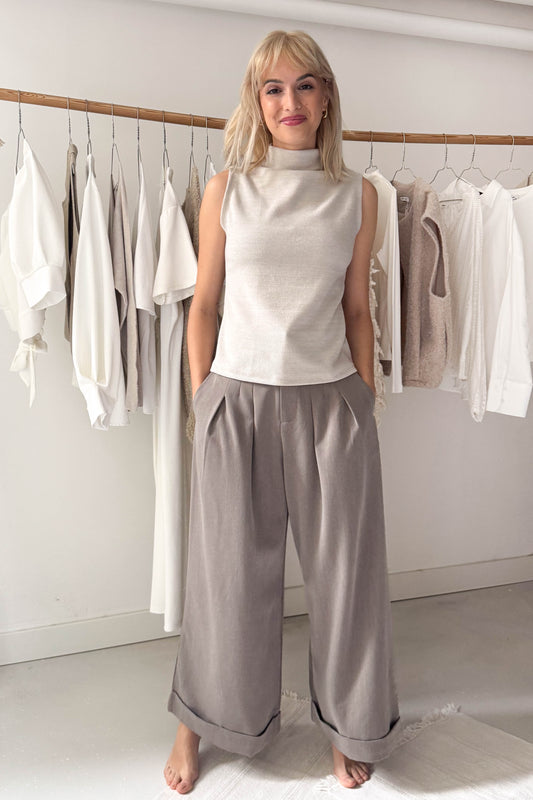 Elöl-hátul hajtásos nadrág-füstbarna