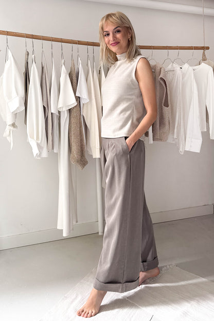 Elöl-hátul hajtásos nadrág-füstbarna