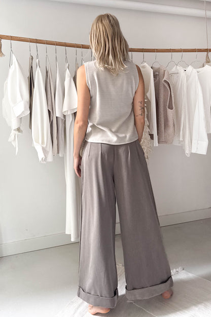 Elöl-hátul hajtásos nadrág-füstbarna