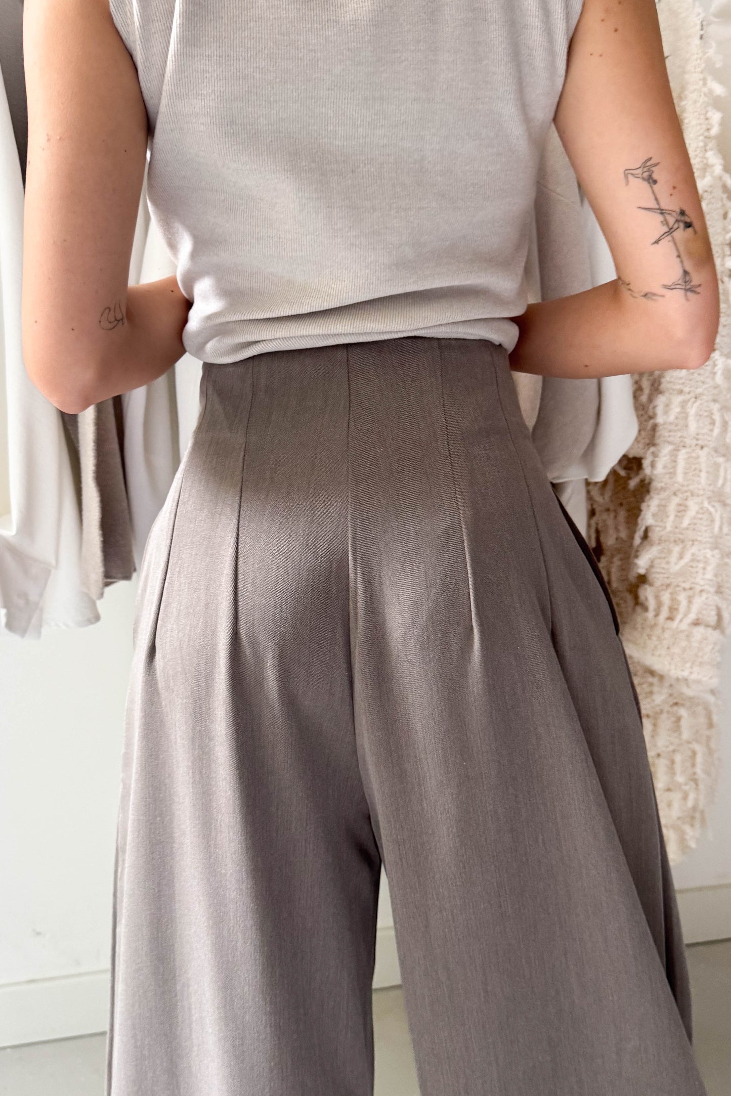 Elöl-hátul hajtásos nadrág-füstbarna