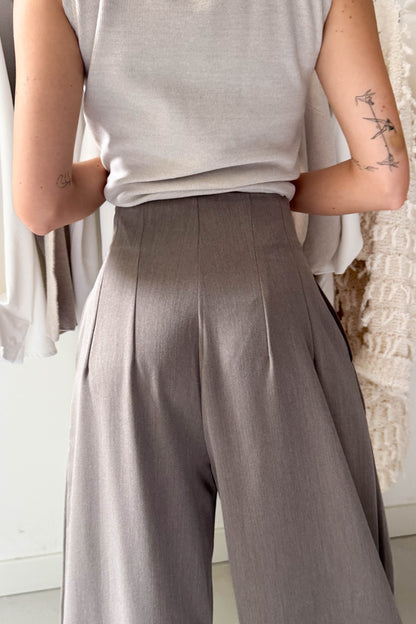 Elöl-hátul hajtásos nadrág-füstbarna