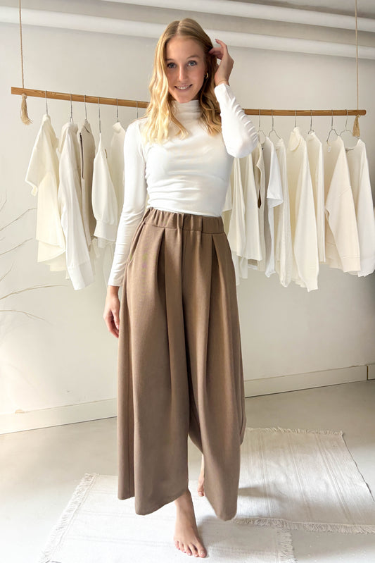 Elöl hajtásos vastagabb lenge nadrág-mogyoróbarna