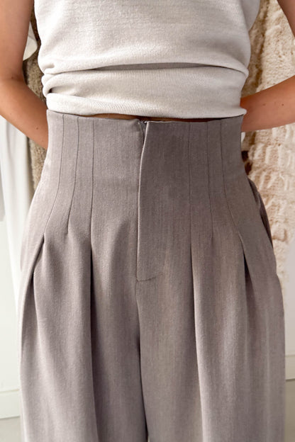 Elöl-hátul hajtásos nadrág-füstbarna