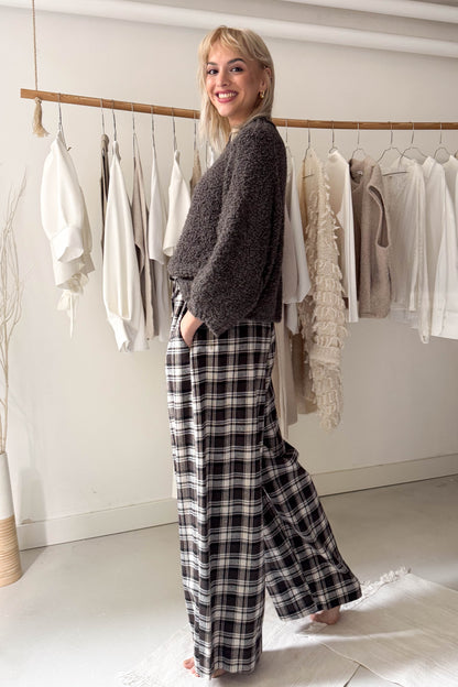 Szürke kockás nadrág kötővel