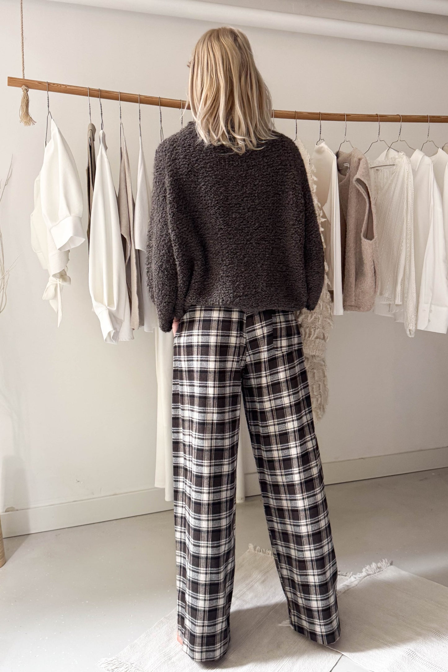 Szürke kockás nadrág kötővel