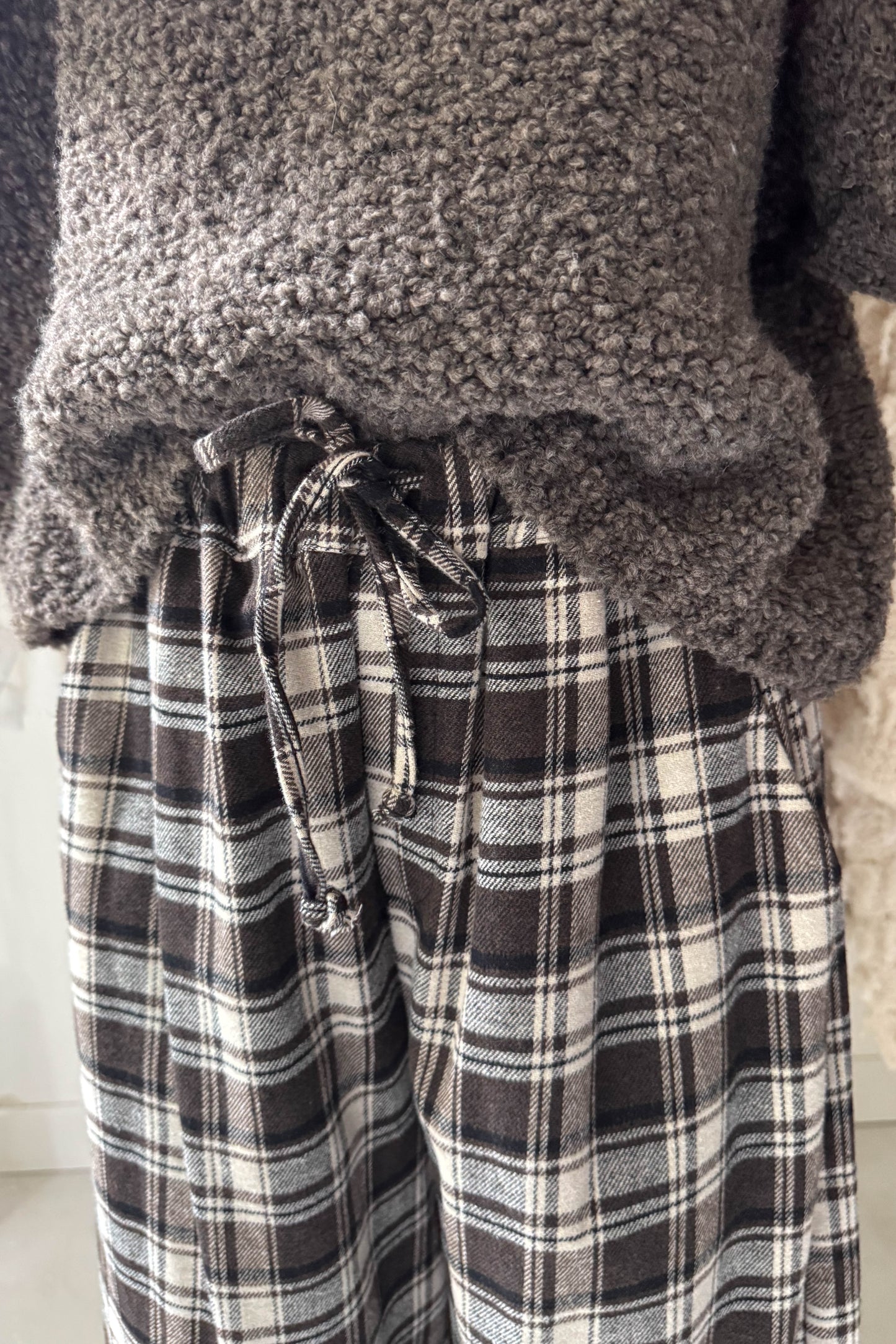 Szürke kockás nadrág kötővel