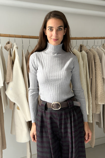 Vékony, szürke felső