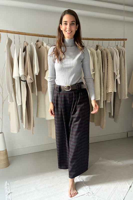 Vékony, szürke felső