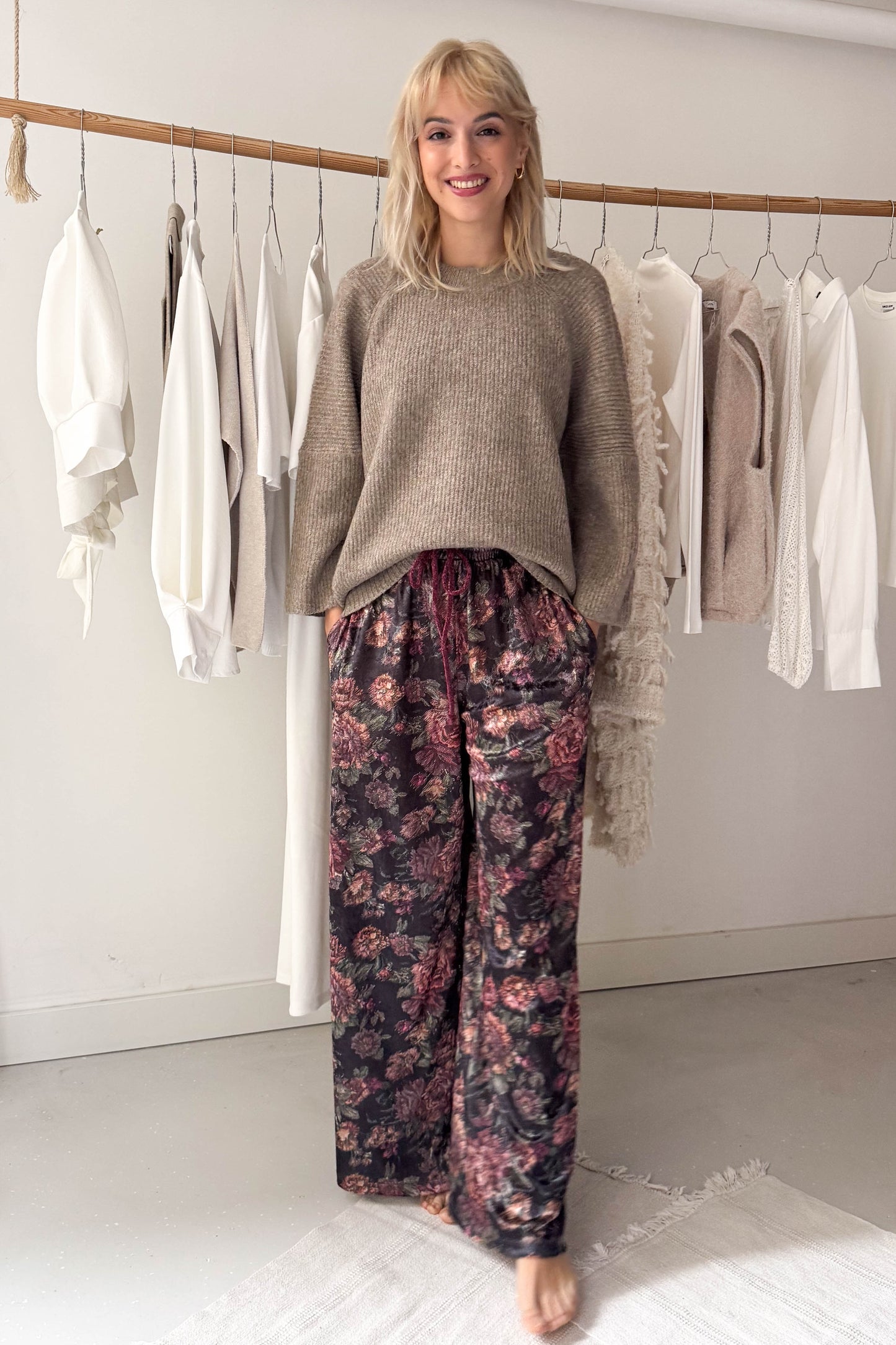 Oversize széles ujjú kötött pulcsi-makadámdiószín