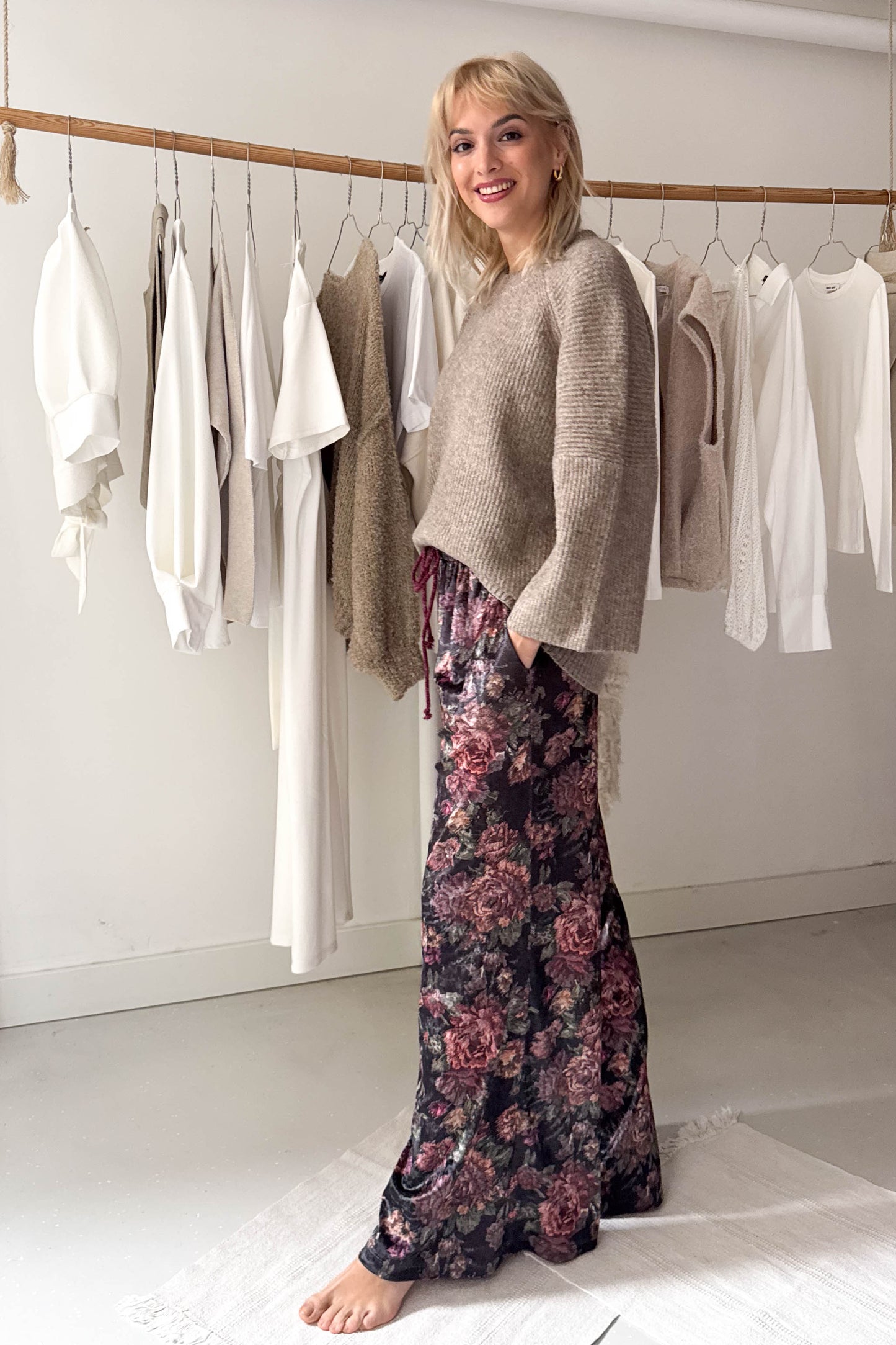 Oversize széles ujjú kötött pulcsi-makadámdiószín