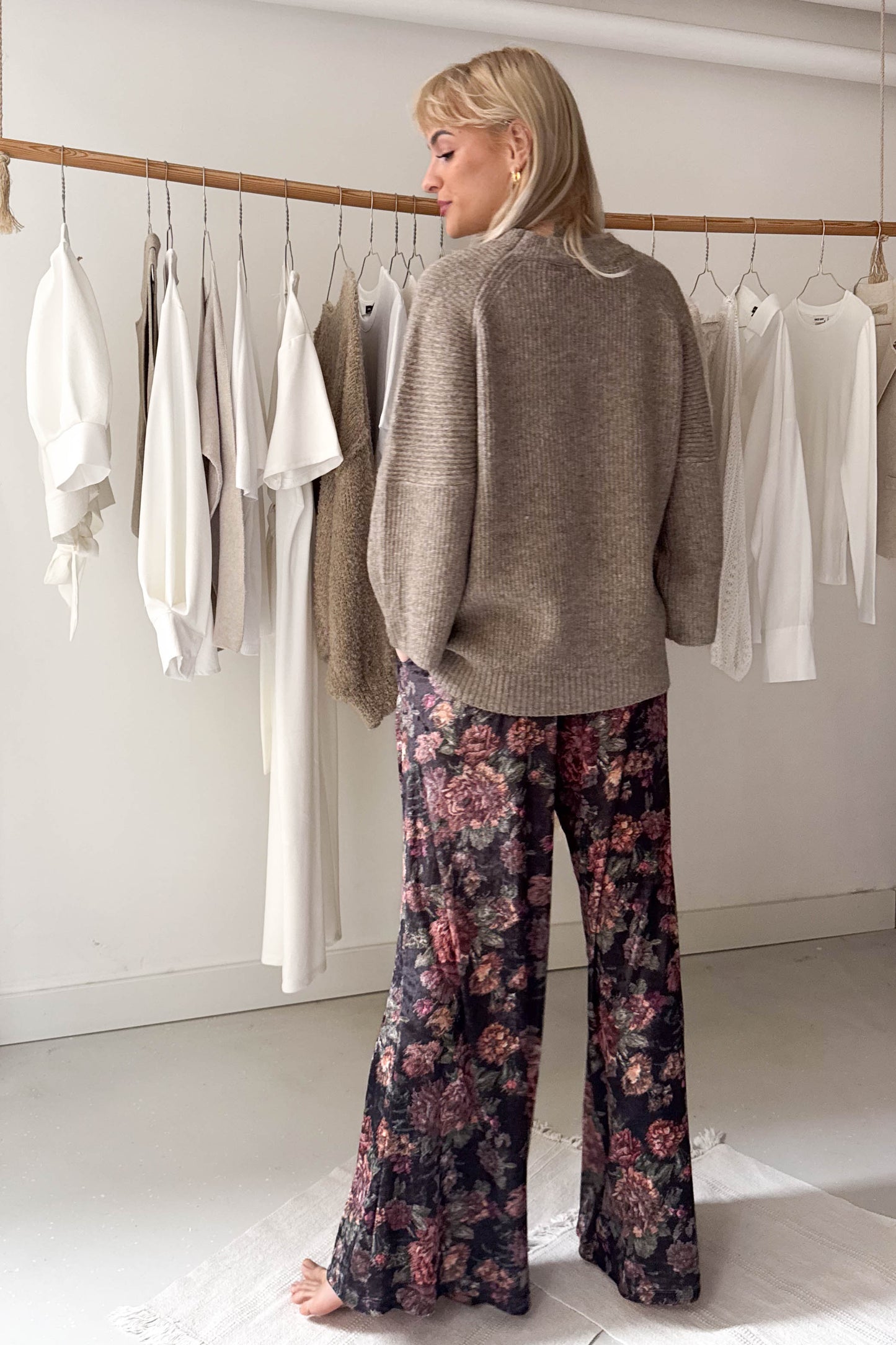 Oversize széles ujjú kötött pulcsi-makadámdiószín