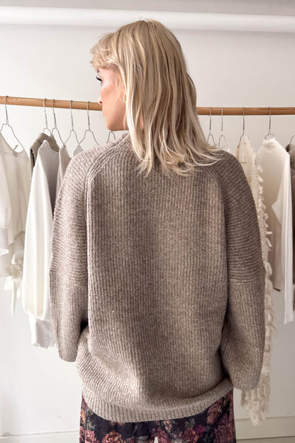 Oversize széles ujjú kötött pulcsi-makadámdiószín