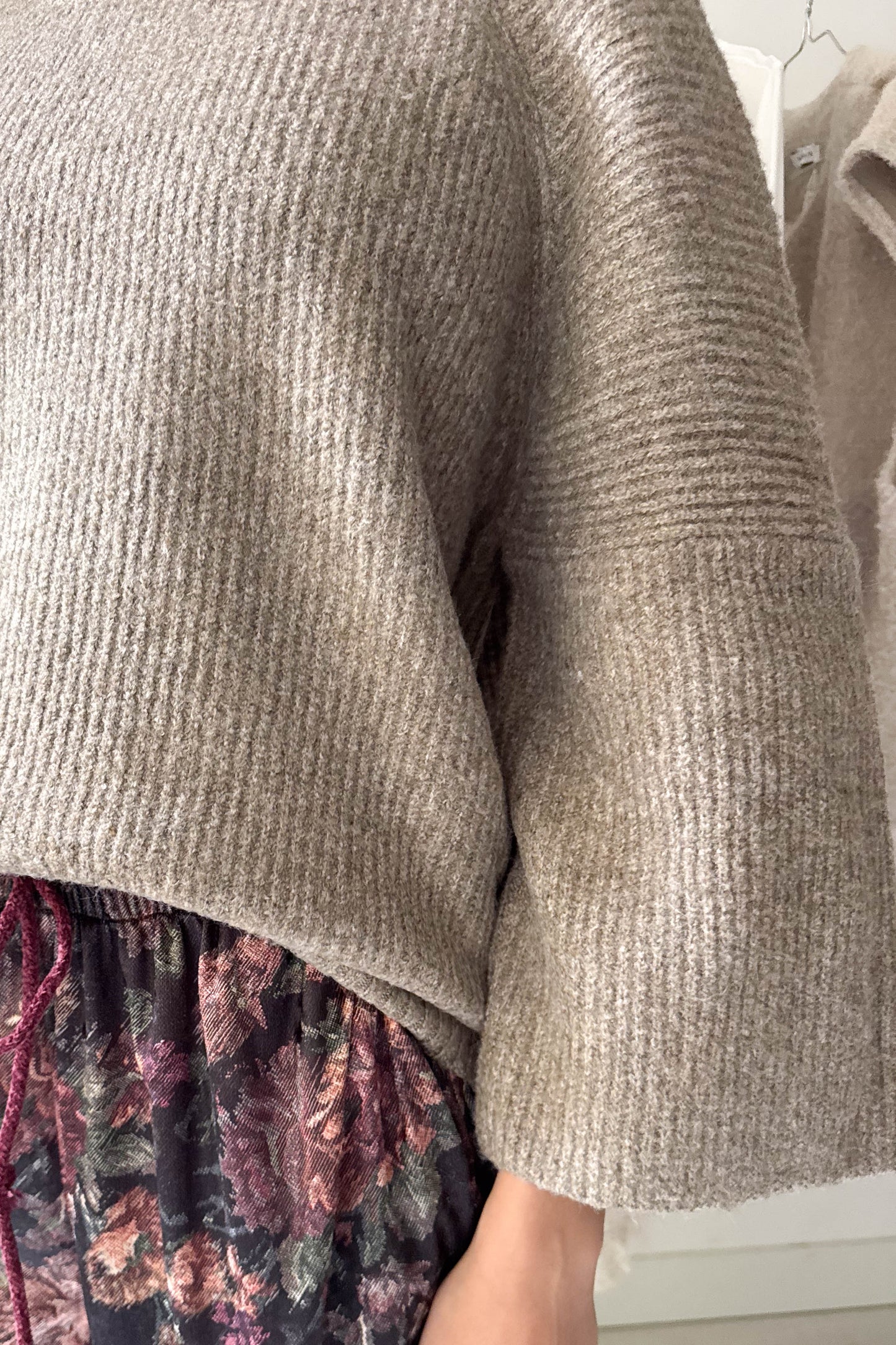 Oversize széles ujjú kötött pulcsi-makadámdiószín