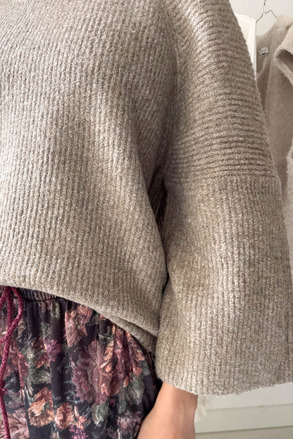 Oversize széles ujjú kötött pulcsi-makadámdiószín