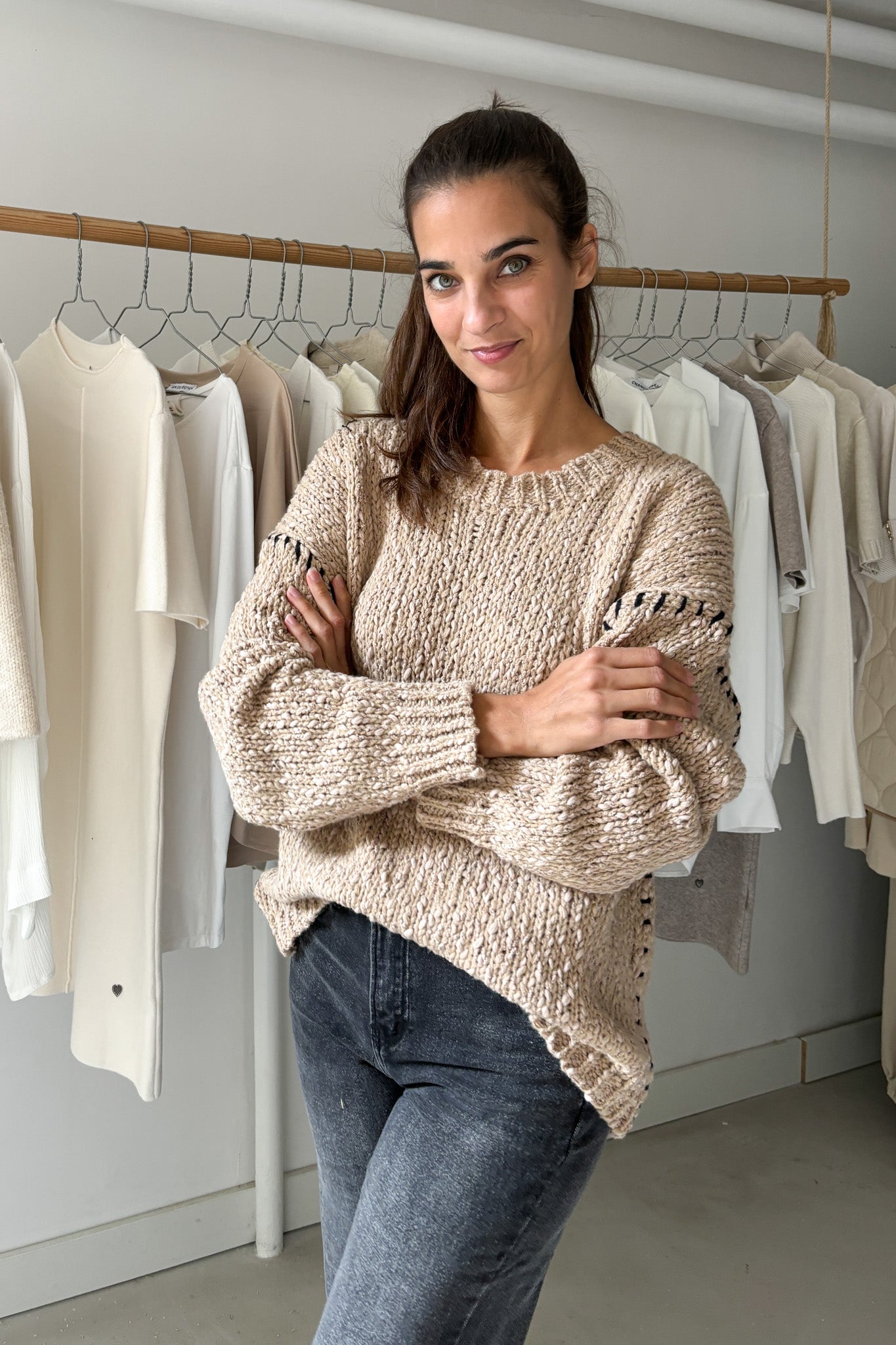 Mogyoróbarna, overisze pulcsi - fekete szegéssel