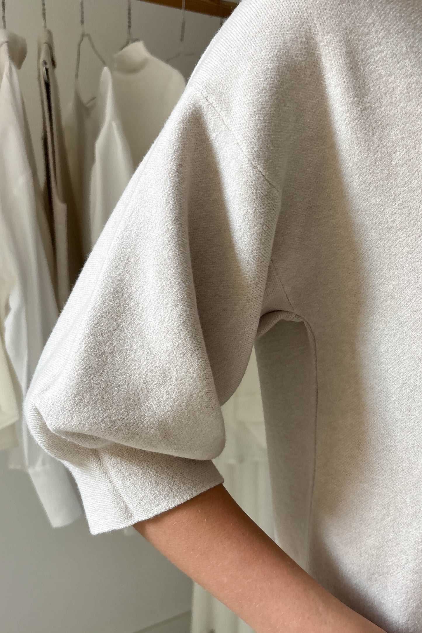 Puffos ujjú rövid kötött ruha-bézs