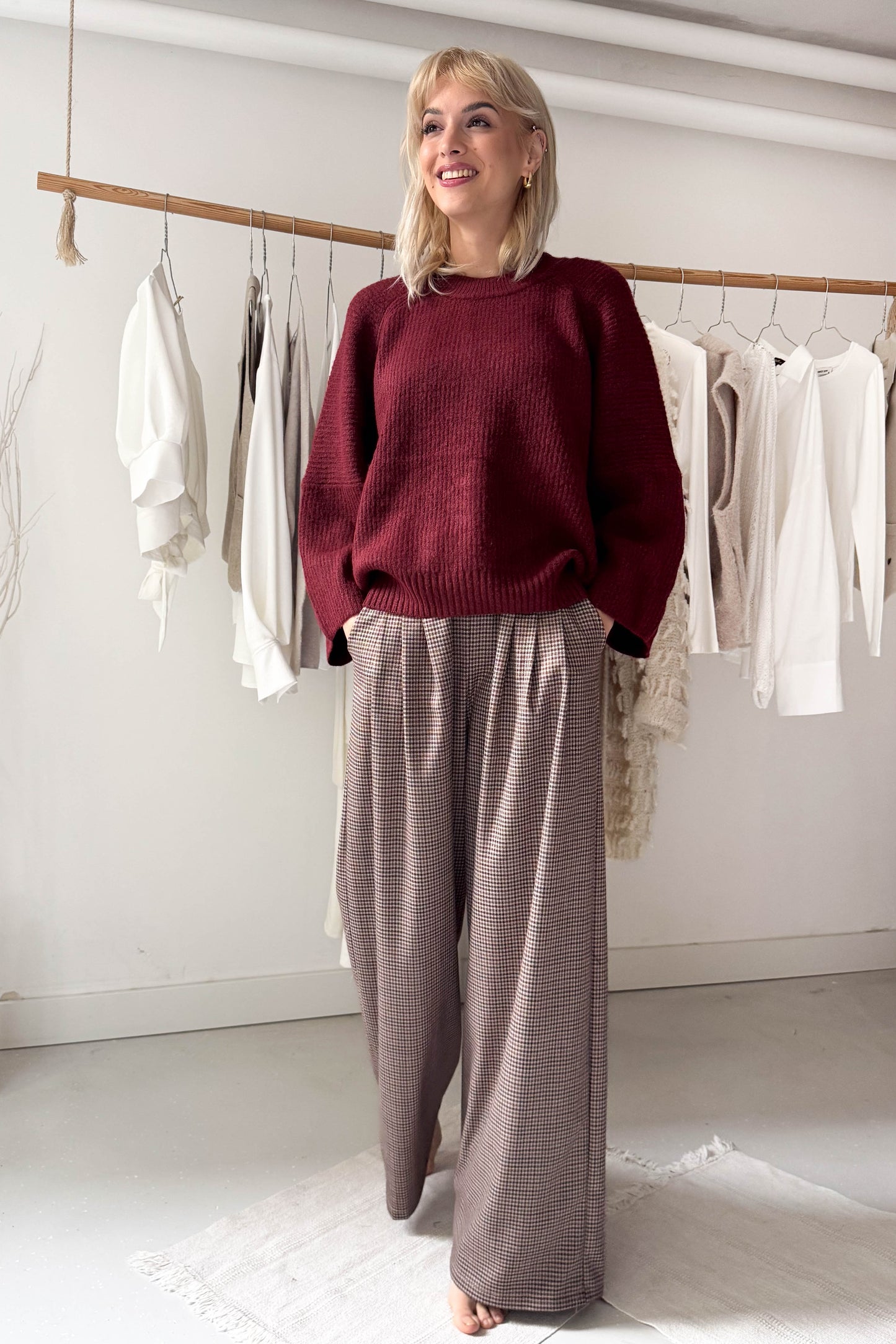 Elől hajtásos kockás nadrág kötővel