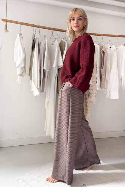 Elől hajtásos kockás nadrág kötővel