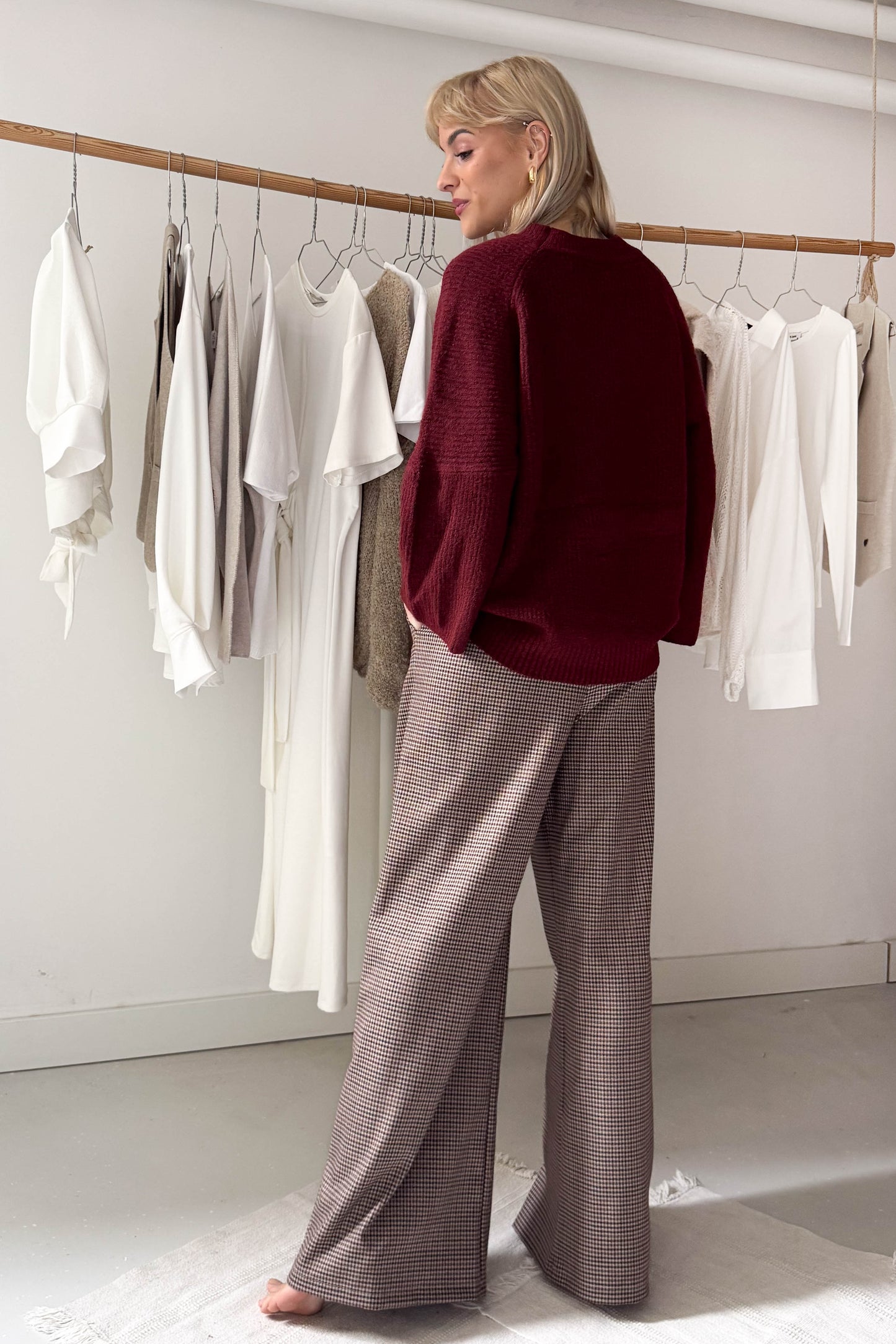 Elől hajtásos kockás nadrág kötővel