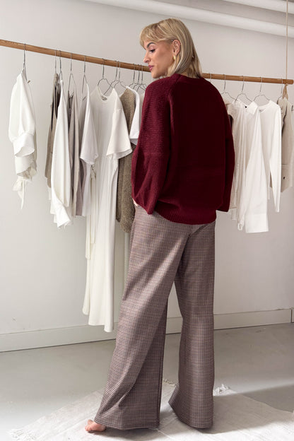 Elől hajtásos kockás nadrág kötővel