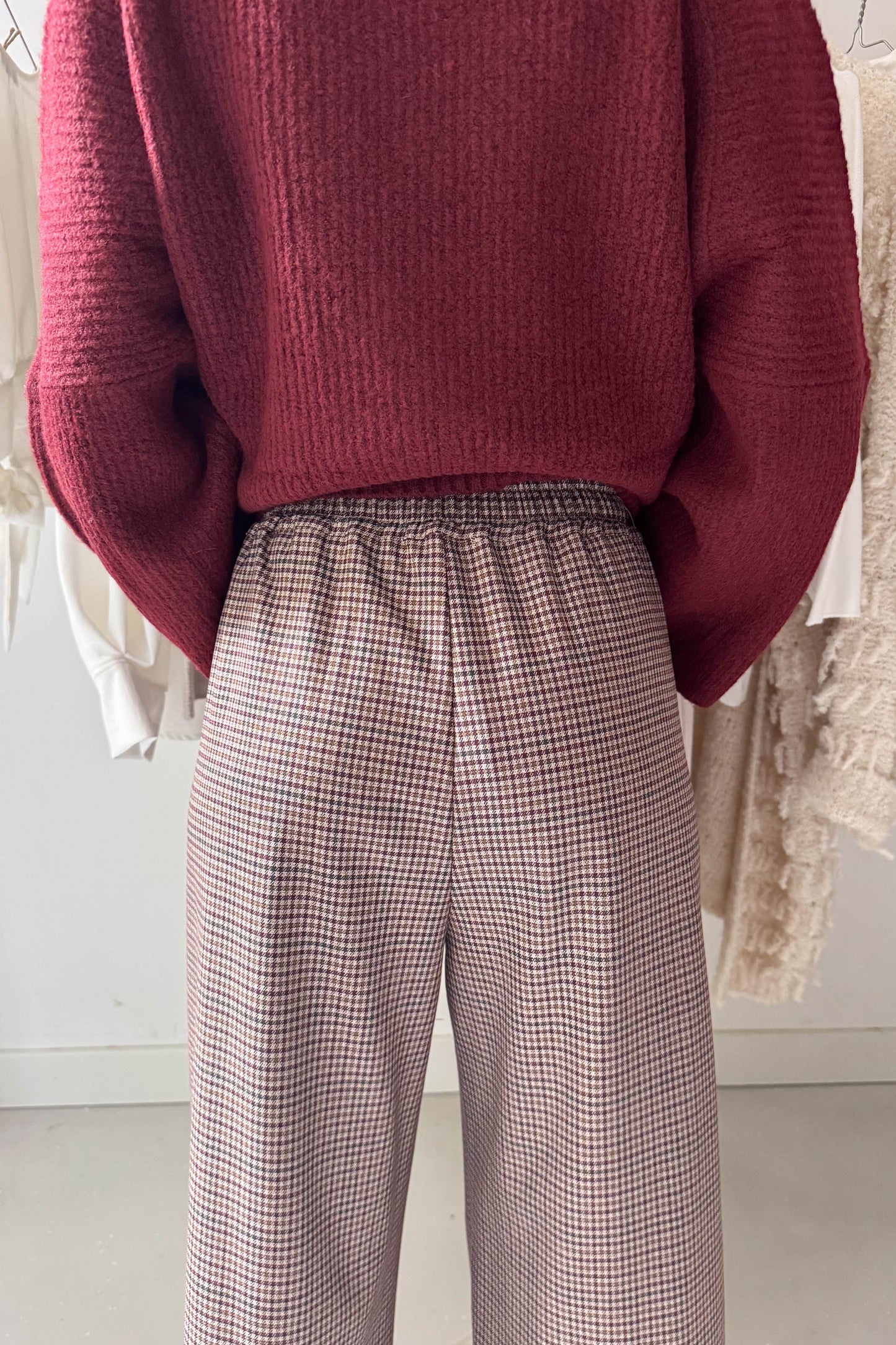 Elől hajtásos kockás nadrág kötővel