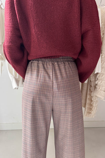 Elől hajtásos kockás nadrág kötővel