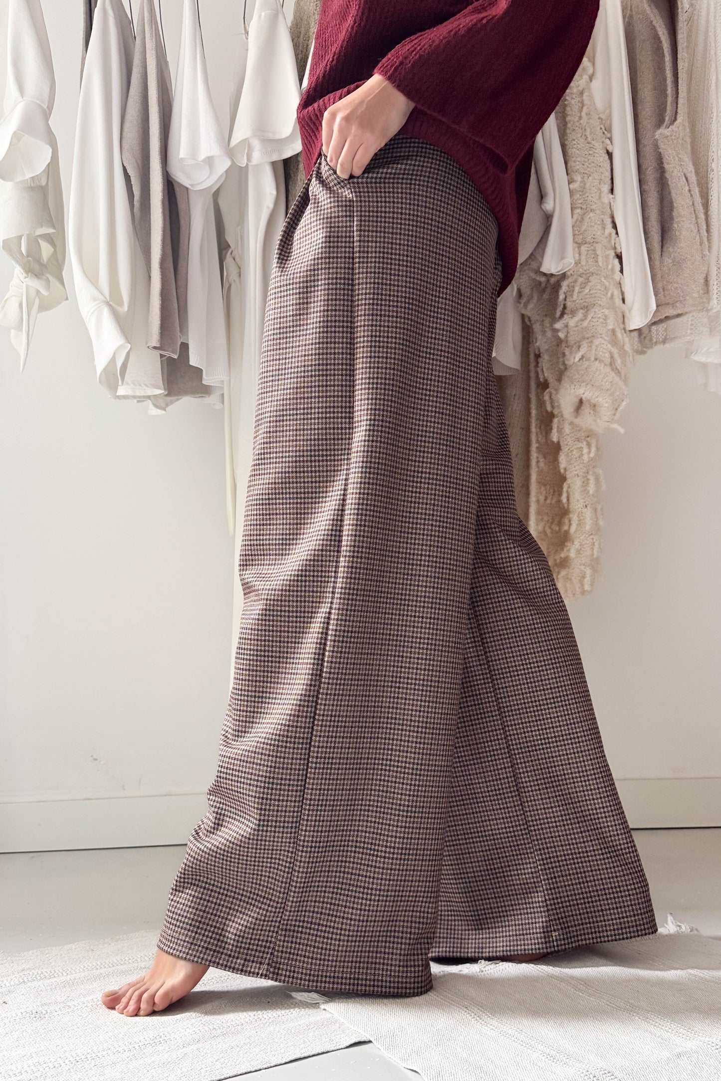 Elől hajtásos kockás nadrág kötővel