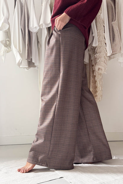 Elől hajtásos kockás nadrág kötővel