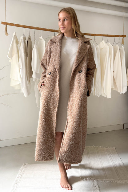 Szőrös hosszú kabát-brandyszín