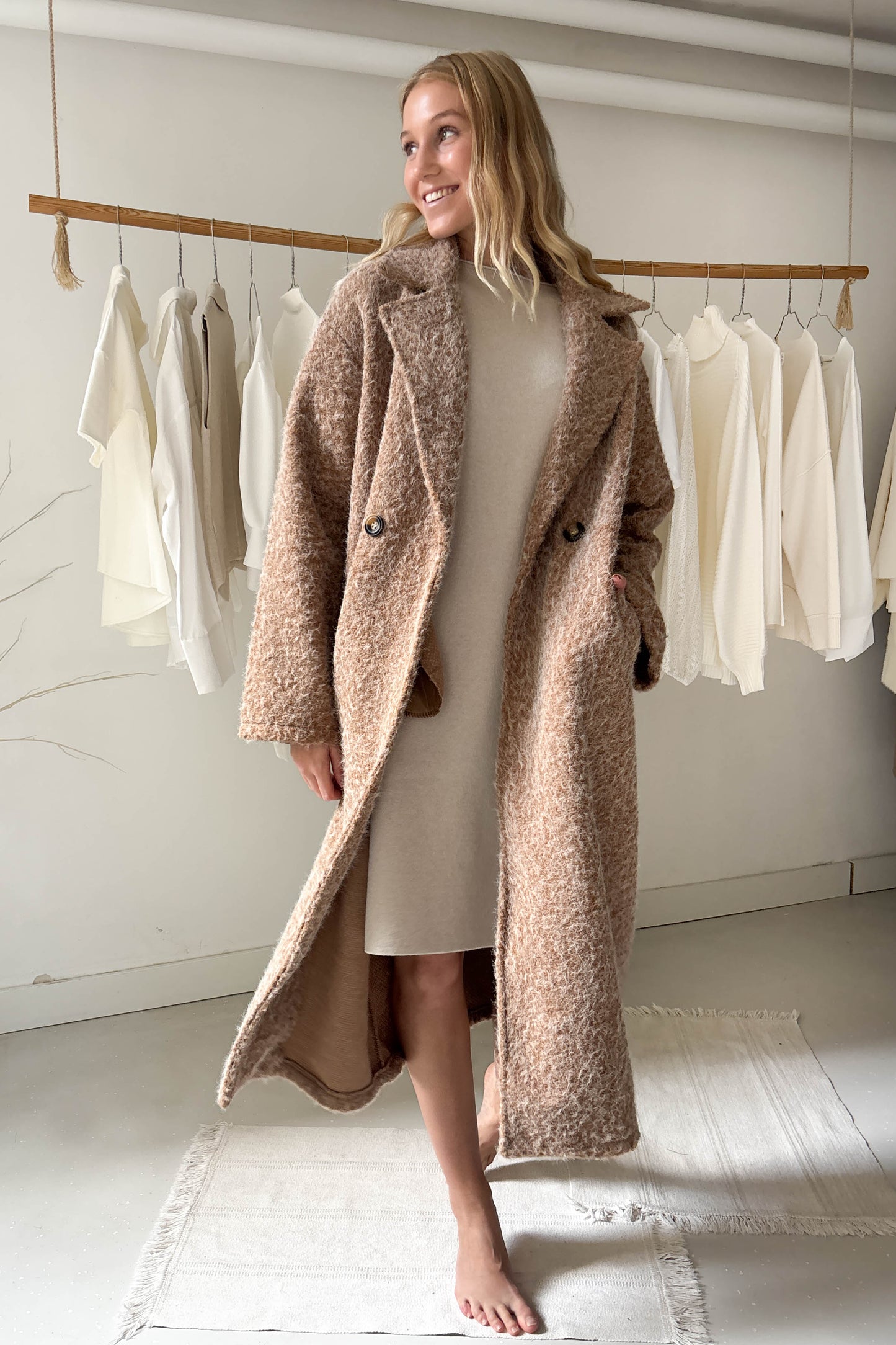 Szőrös hosszú kabát-brandyszín